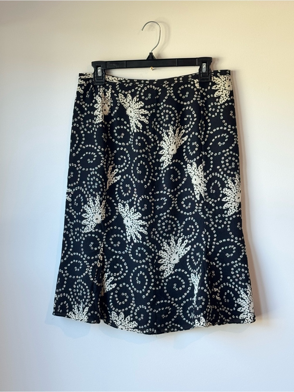 Ann Taylor LOFT 100% Silk Floral Midi Skirt Size 10 Black Ivory Boho - Picture 4 of 6